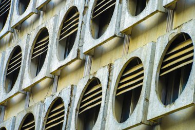 Yuvarlak pencereli eski bina duvarı