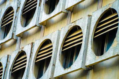 Yuvarlak pencereli eski bina duvarı