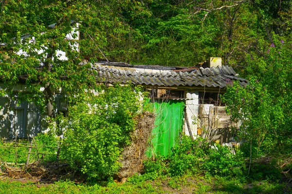 Opuszczony Dom Wiosce Letni Dzień — Zdjęcie stockowe