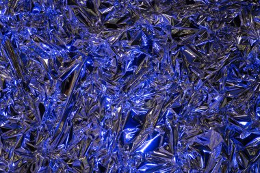 Parlak gümüş folyo dokusu, buruşuk ve dalgalı ambalaj kağıdı deseni