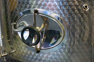 Tipik çelik variller, sanayi bölgesi, çelik valfler.