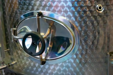 Tipik çelik variller, sanayi bölgesi, çelik valfler.