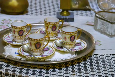 Masada çeşitli antika antika tabaklar var. Üst Manzara. Yiyecek konsepti