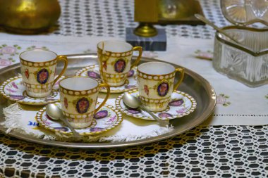 Masada çeşitli antika antika tabaklar var. Üst Manzara. Yiyecek konsepti