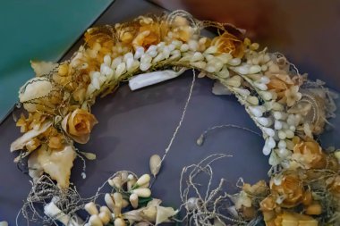 Kuru kompozisyonlar, çiçekler ve bitkiler beyaz ahşap bir masanın üzerinde yatar. Çiçek çelengi