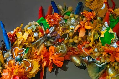 Kuru kompozisyonlar, çiçekler ve bitkiler beyaz ahşap bir masanın üzerinde yatar. Çiçek çelengi