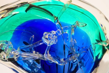 Masadaki farklı cam ve seramik vazoları kapatın.