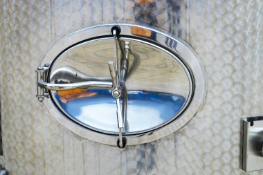 Tipik çelik variller, sanayi bölgesi, çelik valfler.