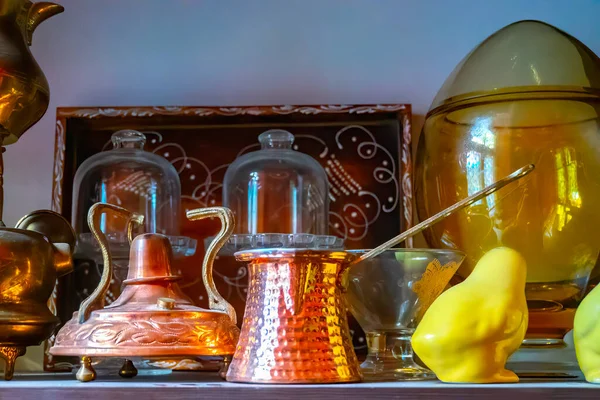 テーブルの上のトルコおよびアラビアの伝統的な銅のコーヒー ポット まだ生命 — ストック写真