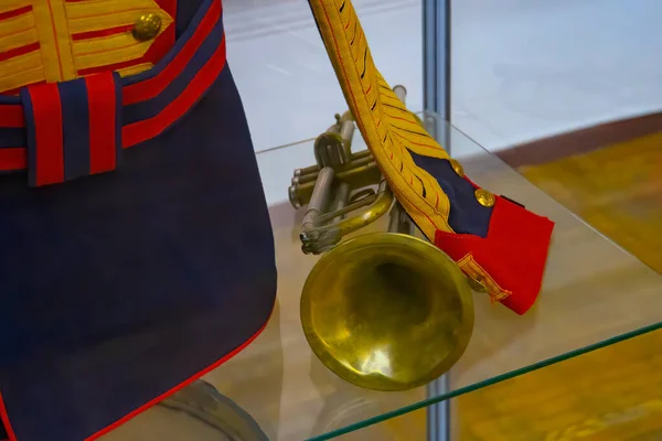 Nahaufnahme Goldene Trompete Auf Dem Tisch — Stockfoto