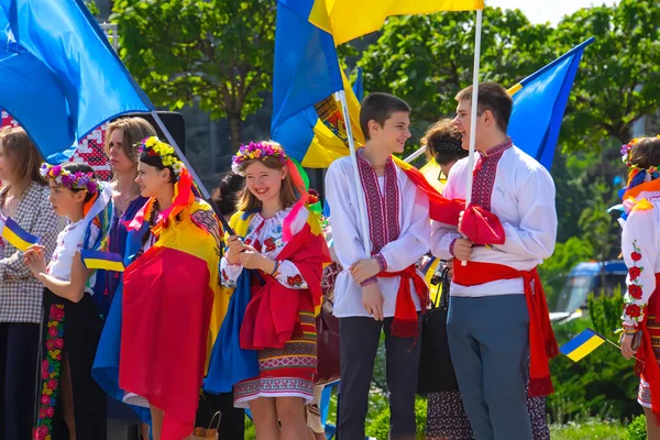 Chisinau Moldova Mai Junge Schöne Mädchen Nationaltracht Und Kränzen Auf — Stockfoto