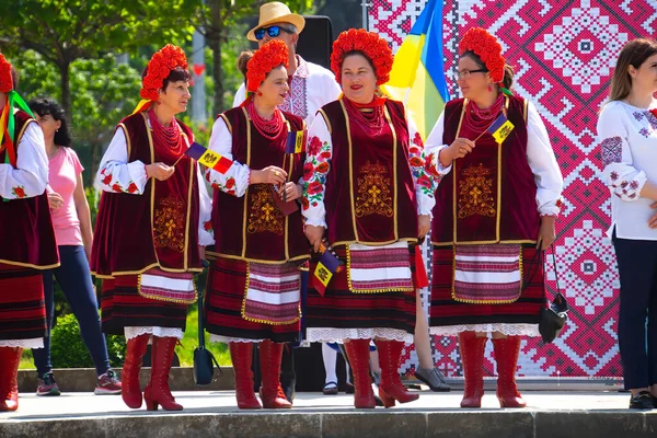 Chisinau Moldova Maio Jovens Meninas Bonitas Trajes Nacionais Grinaldas Cabeça — Fotografia de Stock