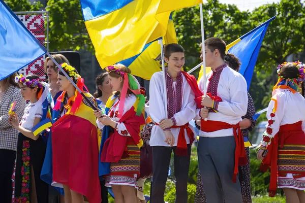 Chisinau Moldova Mayo Jóvenes Bellas Niñas Con Trajes Nacionales Coronas —  Fotos de Stock