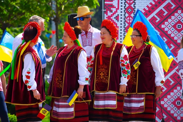 Chisinau Moldova Května Mladé Krásné Dívky Národních Kostýmech Věncích Hlavách — Stock fotografie