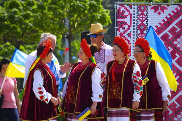 Chisinau Moldova Maio Jovens Meninas Bonitas Trajes Nacionais Grinaldas Cabeça — Fotografia de Stock