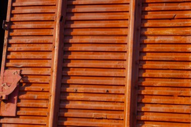 Eski çentikli ve çürümüş ahşap tren vagonu kapısı. Doku ve arkaplan kapısı.