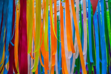 Birçok renkli kurdele güneşte rüzgarda çırpınır. arkaplan