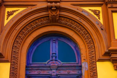 Eski pencereler, dış bina, barok heykel, süs mimarisi