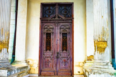 Pirinç kapı kollu antik ahşap kapı.