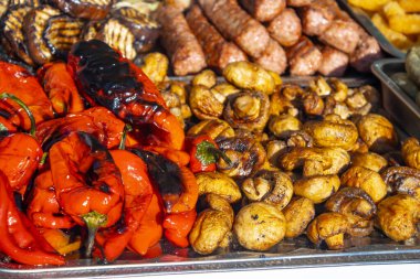 Demir bir tavada ızgara sebzeler, yukarıdan görüş.