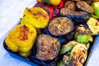 Demir bir tavada ızgara sebzeler, yukarıdan görüş.