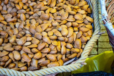 Yaz bahçesindeki tahta masada taze badem fıstığı..