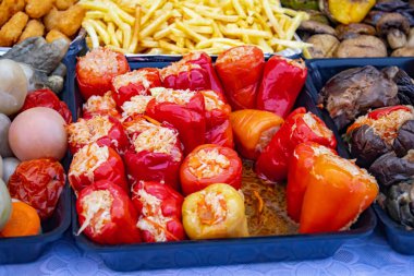 Sebze turşusu, biber, zeytin, havuç, salatalık tezgahta.