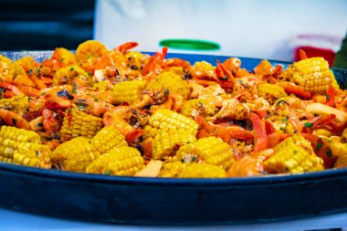 Demir bir tavada ızgara sebzeler, yukarıdan görüş.