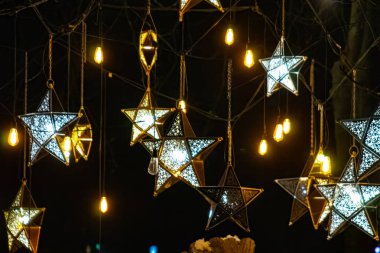 Garland Lights, soyut Odaklanmış Bokeh 'in parktaki Eve Gecesi şeklini alıyor.