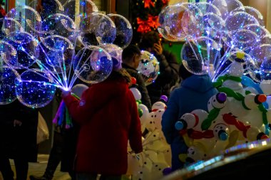 Kishinev, Moldova gece 12.01.2024 canlı ışık. Helyum dolu, kurşun diyotlarla aydınlatılmış balonlar. kurşun diyotlu aydınlatılmış balonların satışı