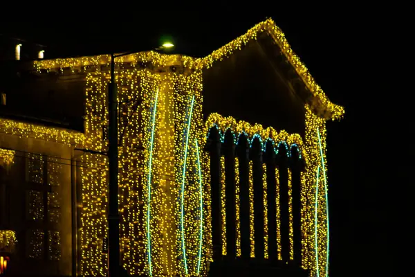 Sokak kafesi yeni yıl arifesi ve Noel arifesinde çelenklerle süslenir.
