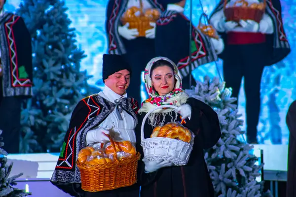 Kishinev, Moldova Cumhuriyeti - 23 Aralık 2023: Kentin merkez meydanındaki Etnik Romen konserinin görüntüsü