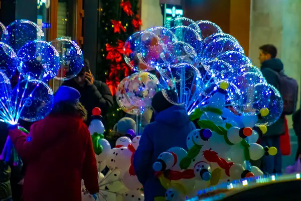 Kishinev, Moldova gece 12.01.2024 canlı ışık. Helyum dolu, kurşun diyotlarla aydınlatılmış balonlar. kurşun diyotlu aydınlatılmış balonların satışı