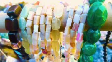 El yapımı bilezikler. Turkuaz yeşim taşı ametist kuvars siyah kahverengi nötr renkli takı uniseks. Doğal taşlar, mücevherler ve kristaller. Boncukları daire içine al.