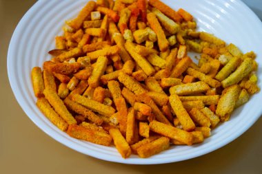 Yiyecek krakerler, güneşli bir günde masada sağlıklı yiyecekler..