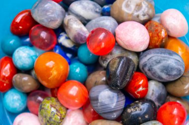 Renkli çeşitli işlenmemiş ve işlenmemiş mineral taşlar, değerli taşlar ve şifalı taş koleksiyonu kumaş zemin üzerinde Reiki çakra kristallerini iyileştiriyor. Gemstones refah, uyum, meditasyon, rahatlama için