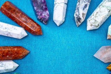 Renkli çeşitli işlenmemiş ve işlenmemiş mineral taşlar, değerli taşlar ve şifalı taş koleksiyonu kumaş zemin üzerinde Reiki çakra kristallerini iyileştiriyor. Gemstones refah, uyum, meditasyon, rahatlama için