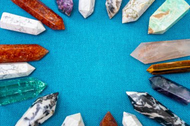 Renkli çeşitli işlenmemiş ve işlenmemiş mineral taşlar, değerli taşlar ve şifalı taş koleksiyonu kumaş zemin üzerinde Reiki çakra kristallerini iyileştiriyor. Gemstones refah, uyum, meditasyon, rahatlama için