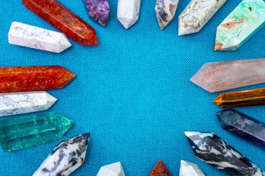 Renkli çeşitli işlenmemiş ve işlenmemiş mineral taşlar, değerli taşlar ve şifalı taş koleksiyonu kumaş zemin üzerinde Reiki çakra kristallerini iyileştiriyor. Gemstones refah, uyum, meditasyon, rahatlama için