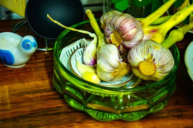 Sarımsaklı çelenkleri yakın çekim. Zengin hasat. Tarım ve tarım.