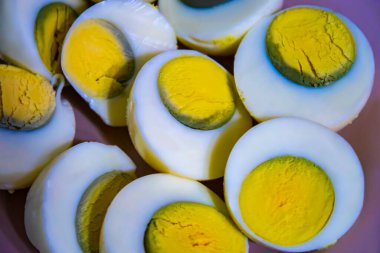 Pembe tabakta kaynamış yumurtalar. Paskalya, sağlıklı bir atıştırmalık.