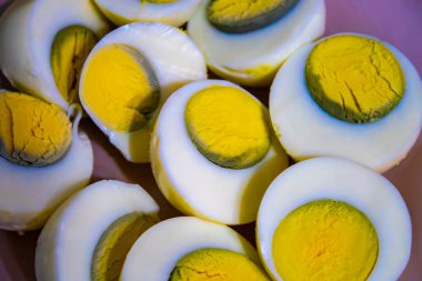 Pembe tabakta kaynamış yumurtalar. Paskalya, sağlıklı bir atıştırmalık.