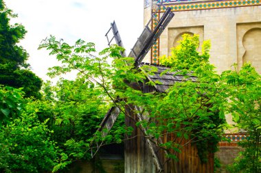 Kıyılardaki eski ahşap yel değirmeni manzarası. Kıyılardaki eski ahşap yel değirmeni manzarası