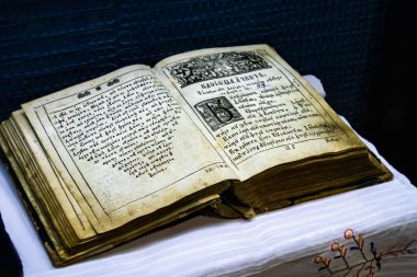 Kishinev, MOLDOVA - 16 Mayıs 2024: Ulusal Etnografi ve Doğa Tarihi Müzesi. Masanın üzerinde büyük eski bir kitap var.