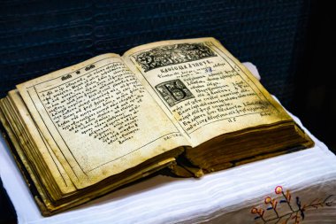 Kishinev, MOLDOVA - 16 Mayıs 2024: Ulusal Etnografi ve Doğa Tarihi Müzesi. Masanın üzerinde büyük eski bir kitap var.