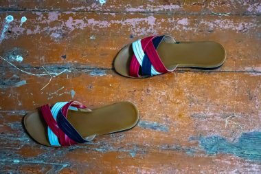 Ahşap zeminde eski terlikler