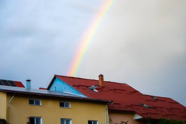 Mavi gökyüzü ve gökkuşağı ile bulutlar.