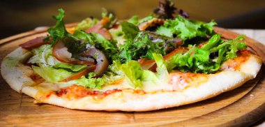 Marullu, soğanlı ve pastırmalı pizza.