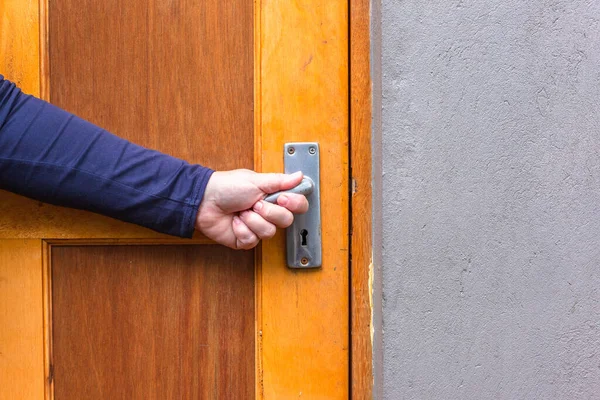 Porta Madeira Com Mão Humana Segurando Agarrar Alça Para Abrir — Fotografia de Stock