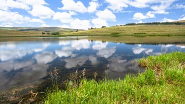 Yaz manzaralı göl, aynalı bulutlu gökyüzü seçimleri kırsal dağlardaki sularda güzel bir manzara..